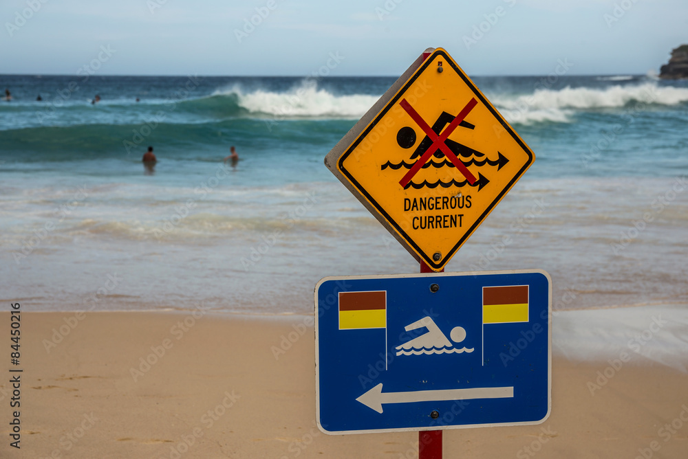 Dangerous Current Schild am Bondi Beach in Sydney