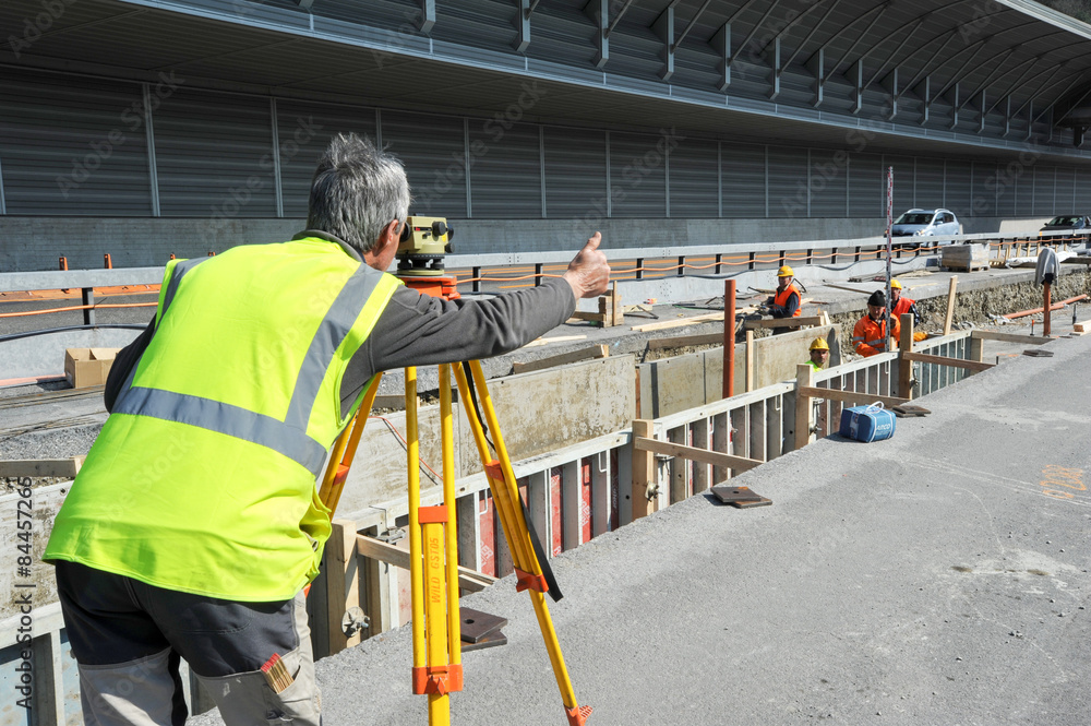 Surveyor engineer worker making measuring with theodolite instru - obrazy, fototapety, plakaty 