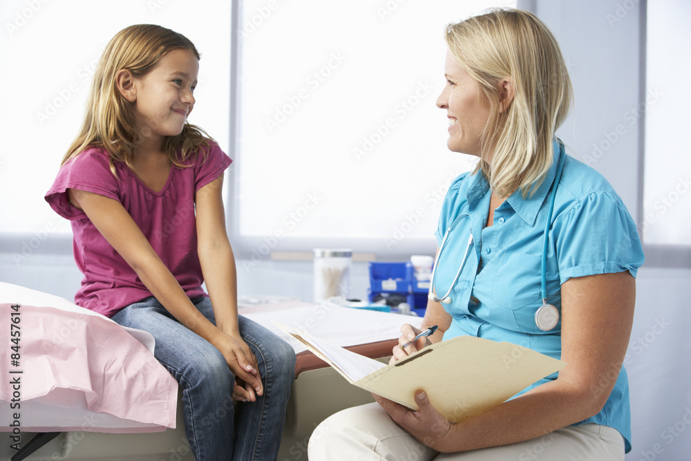 Obraz premium Doctor In Surgery Examining Young Girl