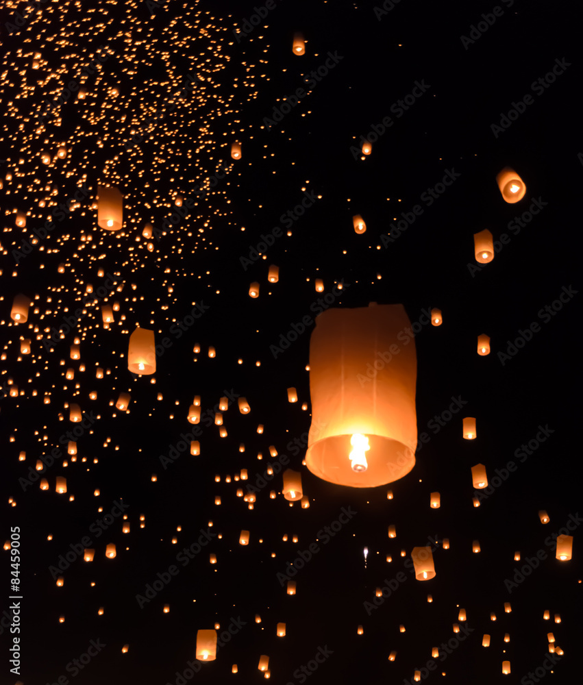 Fototapeta premium Sky lanterns festival or Yi Peng festival in Chiang Mai, Thailan