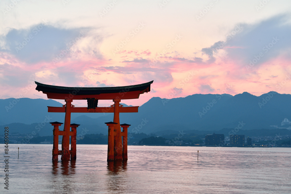 宮島の大鳥居と夕焼け 宮島の大鳥居と夕焼け