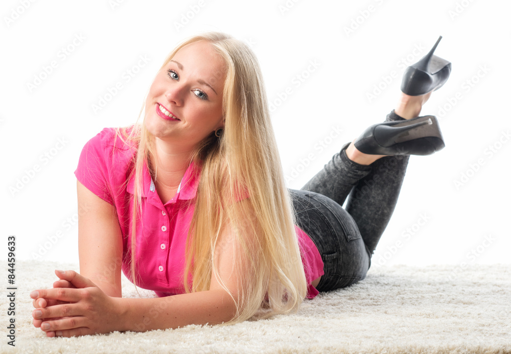 Mädchen mit High Heels liegt auf dem Teppich StockFoto Adobe Stock