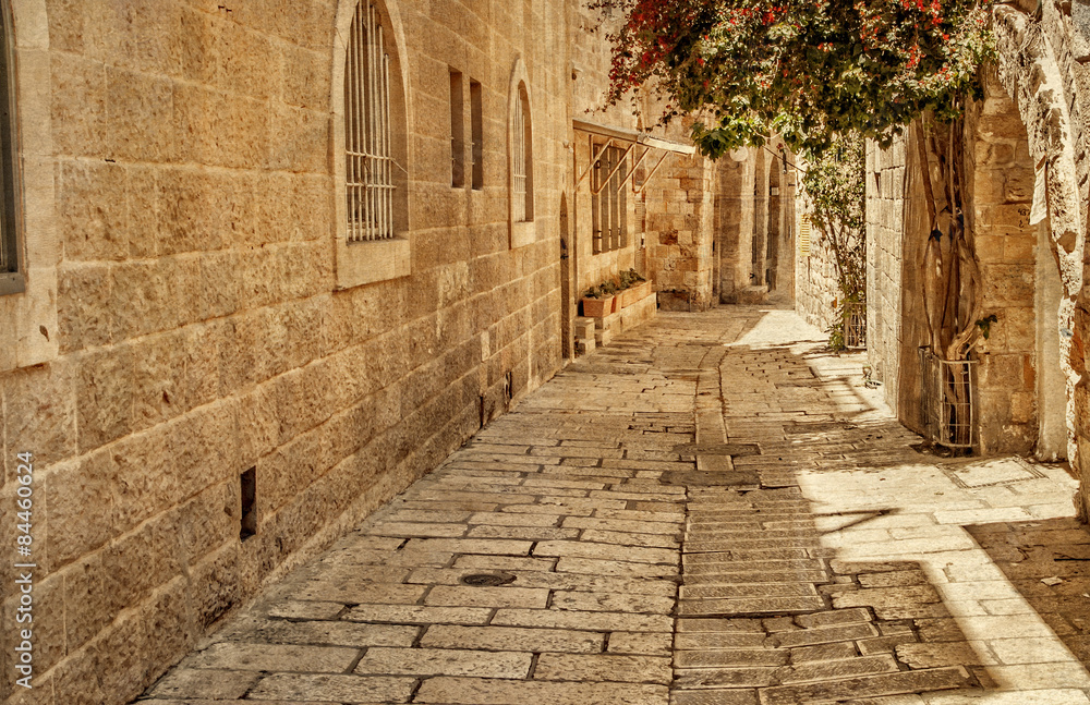 Naklejka premium Starożytna aleja w dzielnicy żydowskiej w Jerozolimie. Zdjęcie w starym stylu kolorowego obrazu.