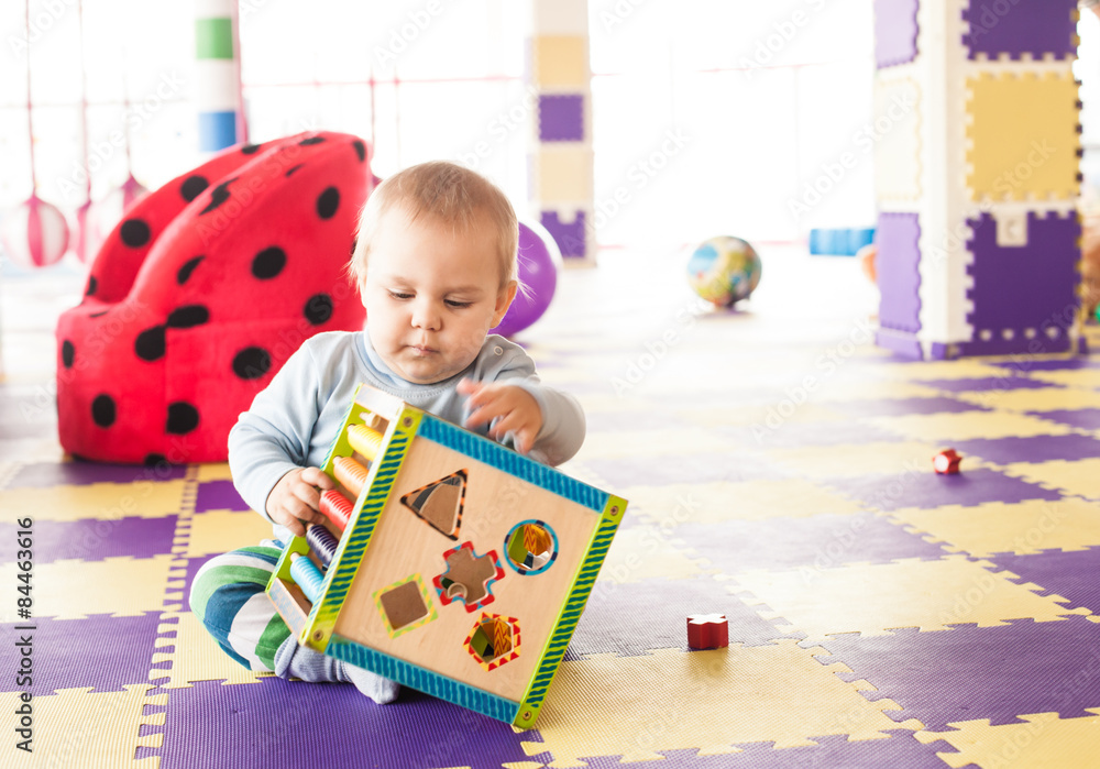 Fototapeta premium Boy plays with cube