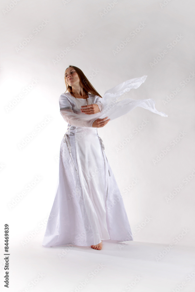 Fototapeta premium Einer Frau macht Tanzen viel Freude