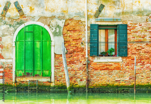 Obraz na płótnie Old green iron door over a canal in Venice, Italy. w salonie