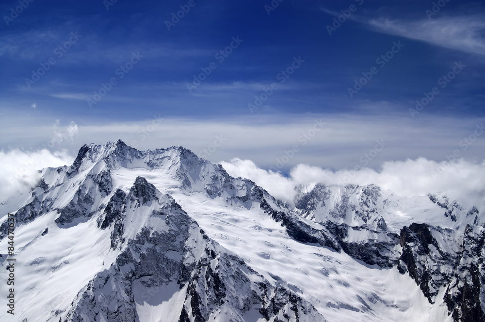 Fototapeta premium Śnieżne góry w chmurach