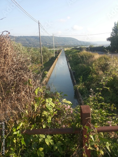 Il canale lungo la strada