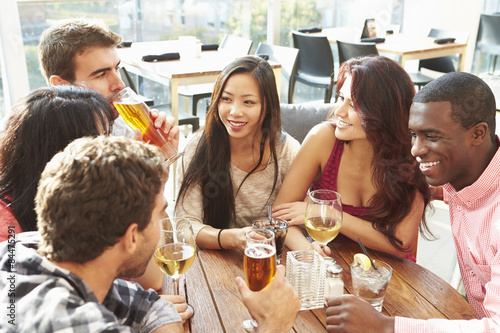 Foto Group Of Friends Enjoying Drink At Outdoor Rooftop Bar