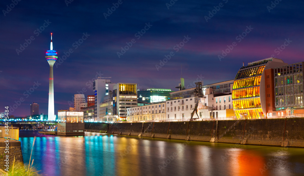 Obraz premium Colorful night scene of Rhein river at night in Dusseldorf.