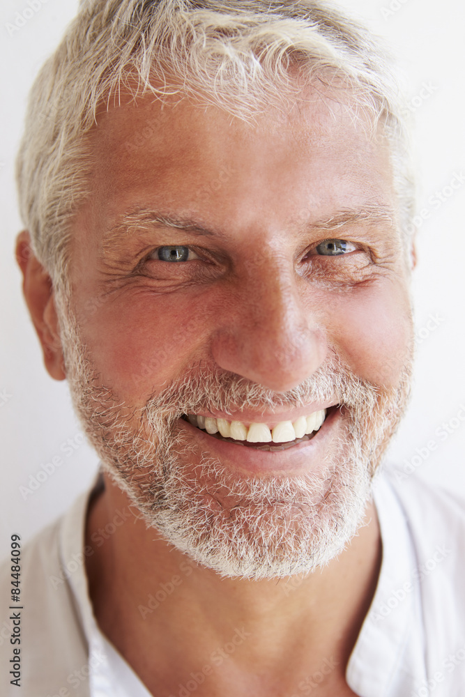 Obraz premium Portrait Of Mature Man Standing Against Wall