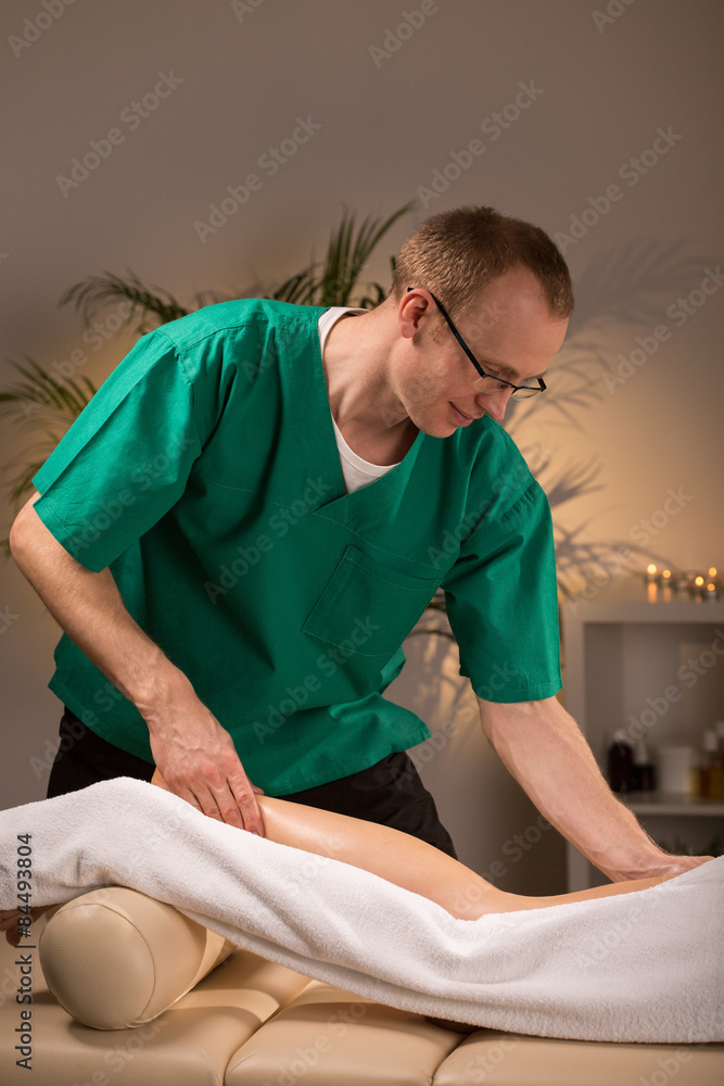 Obraz premium Physiotherapist stroking the leg