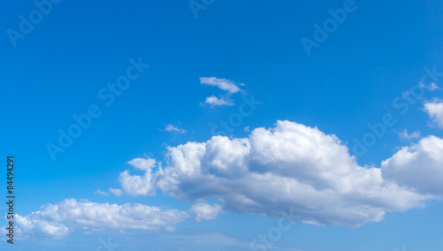 ciel bleu et nuage de beau temps