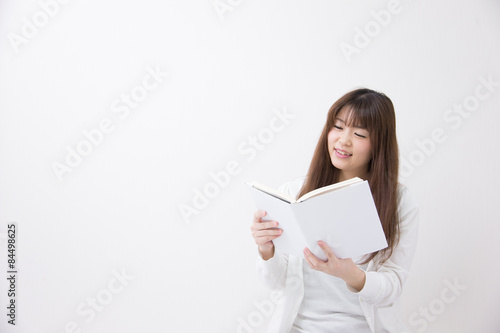 読書する女性 © hanack