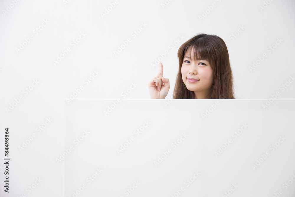 ボードに隠れる女性