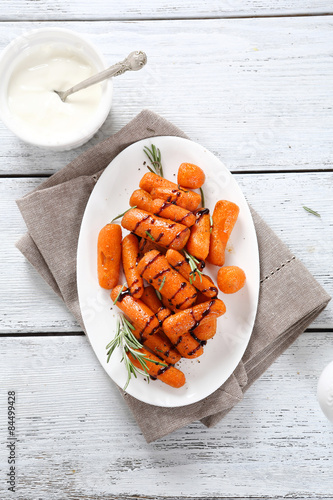 Cuadro en lienzo Baked carrot on plate