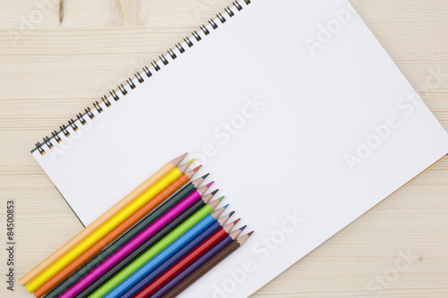 スケッチブックと色鉛筆