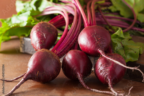 Slika na platnu fresh beetroot on wooden background