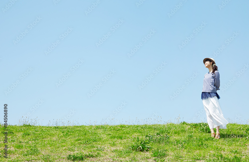 丘に立つ女性