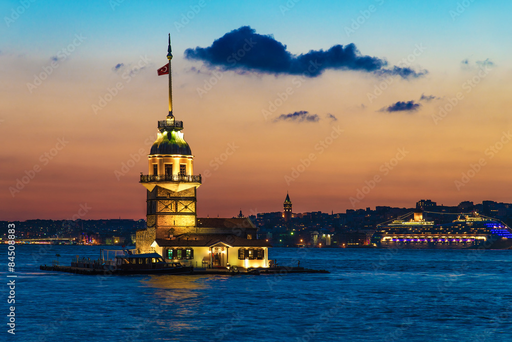 Maiden's Tower (Kiz Kulesi) at sunset. Istanbul, Turkey