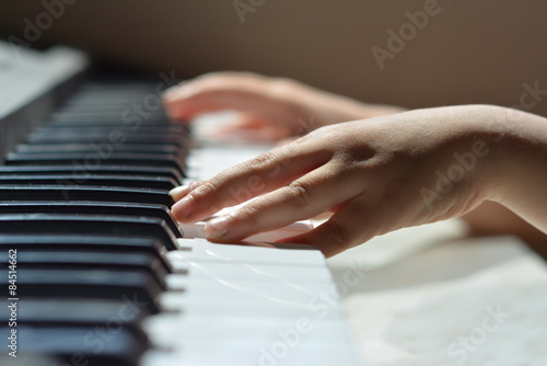 Детские руки на клавишах пианино