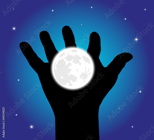 luna sorretta da una mano umana