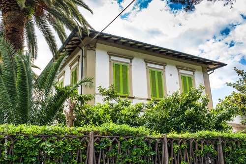 Wallpaper Mural Antica Villa Signorile bianca con Palme Torontodigital.ca