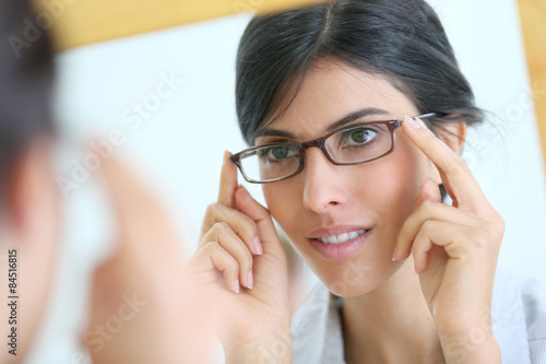 Valokuva Portrait of young brunette woman trying eyeglasses on