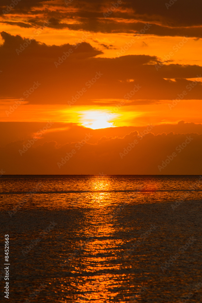 Obraz premium Beautiful sunset on the beach in island Koh Phangan, Thailand.