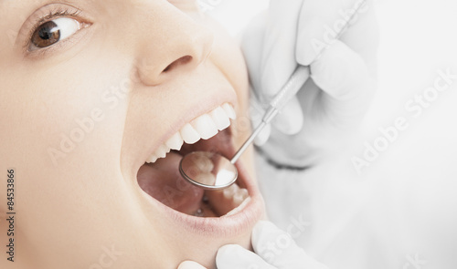 Donna visita denti bianchi con specchietto photo
