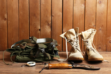 Papier peint photo Chasser Attirail de chasse sur bois patiné  © Africa Studio