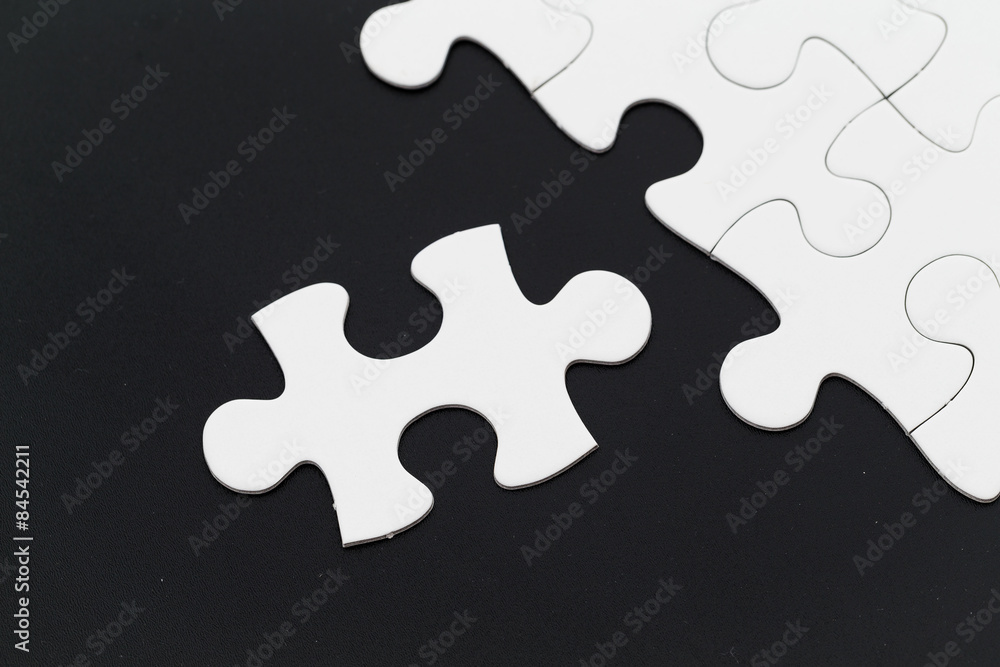 Obraz premium Plain puzzle over black background