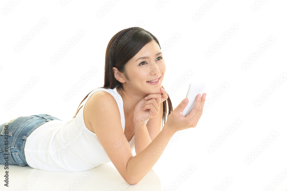 スマートフォンを持つ女性 スマートフォンを持つ女性