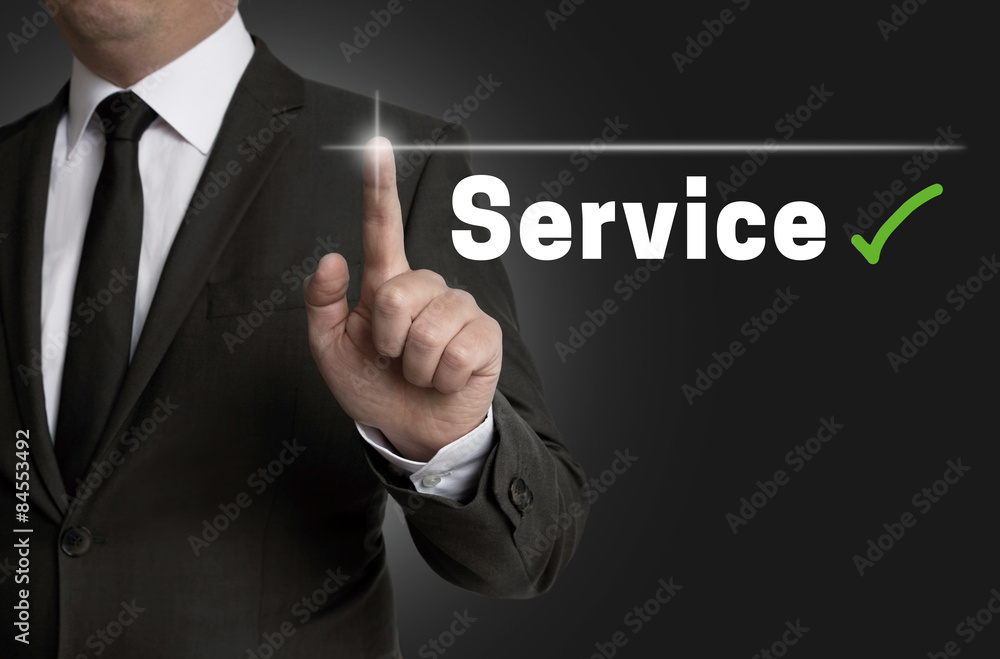 Service Touchscreen wird von Geschäftsmann bedient Service Touchscreen wird von Geschäftsmann bedient
