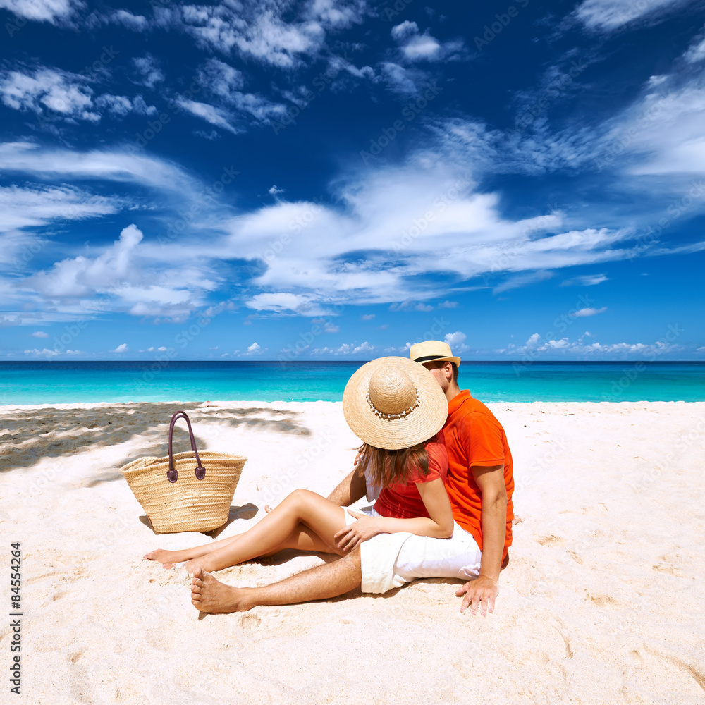 Fototapeta premium Couple on a beach at Seychelles