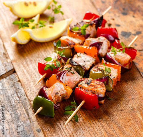 Canvastavla Grilled skewers of salmon and vegetables