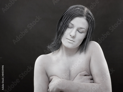 Młoda kobieta wyglądająca jak śpiący posąg