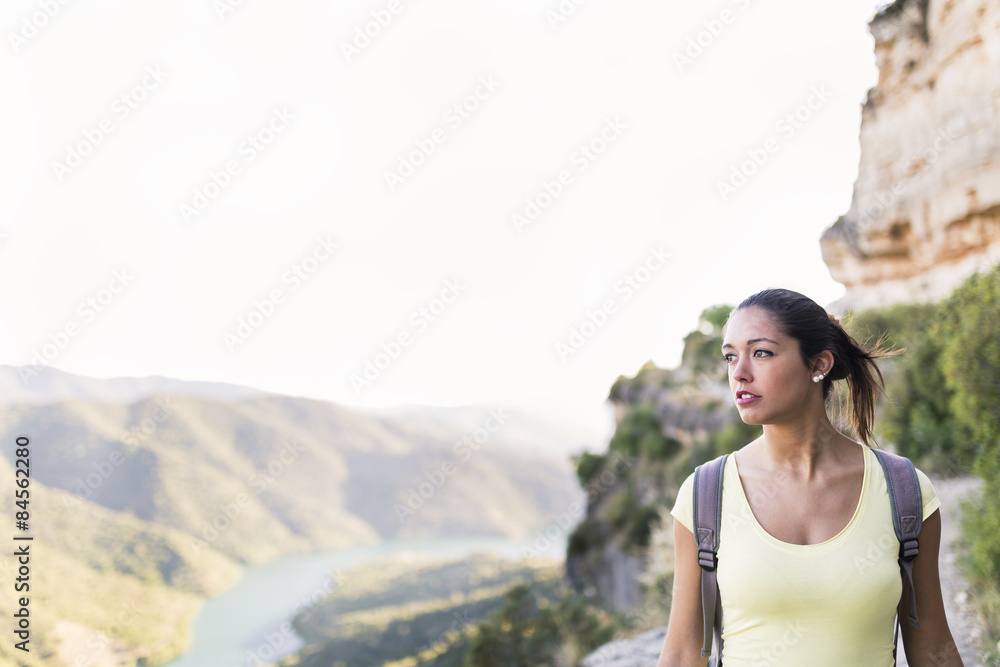 Naklejka premium young woman on top of a mountain with good views