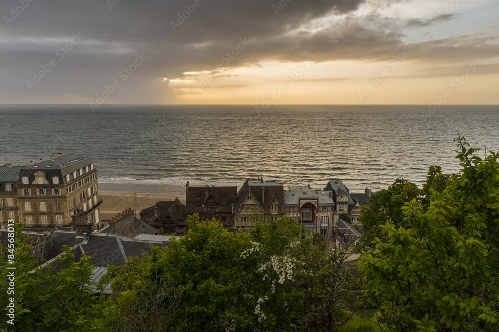 La plage de Trouville (Calvados, Normandie) vue depuis les haute La plage de Trouville (Calvados, Normandie) vue depuis les haute