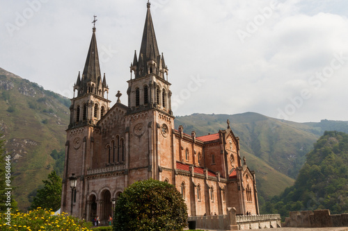  Basílica de Covadonga en las montañas de Asturias. España