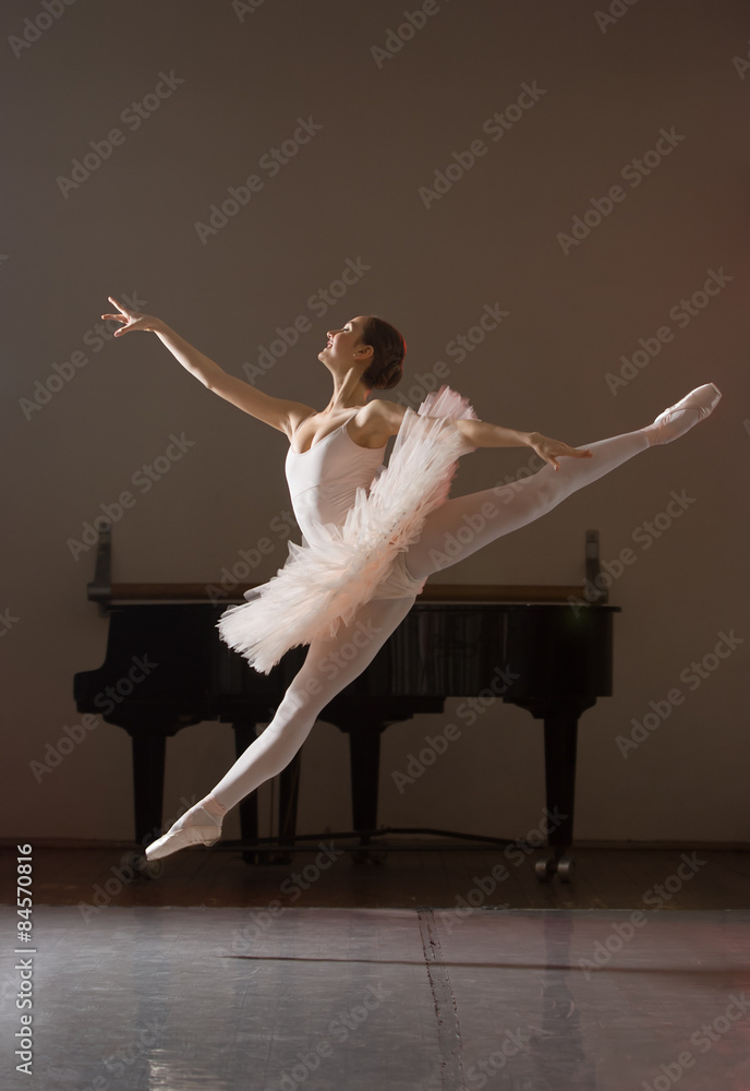 Obraz premium Ballerina in jump