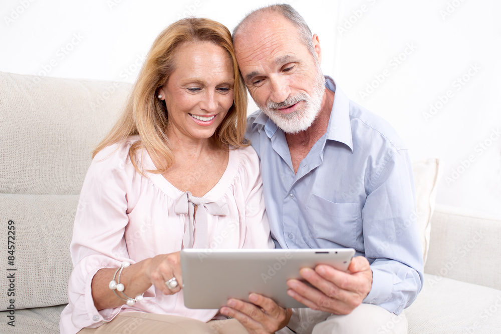 Ehepaar schaut auf ein Tablet Ehepaar schaut auf ein Tablet