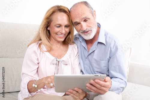 Ehepaar schaut auf ein Tablet