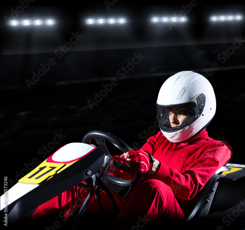 Young woman karting racer © Boris Riaposov