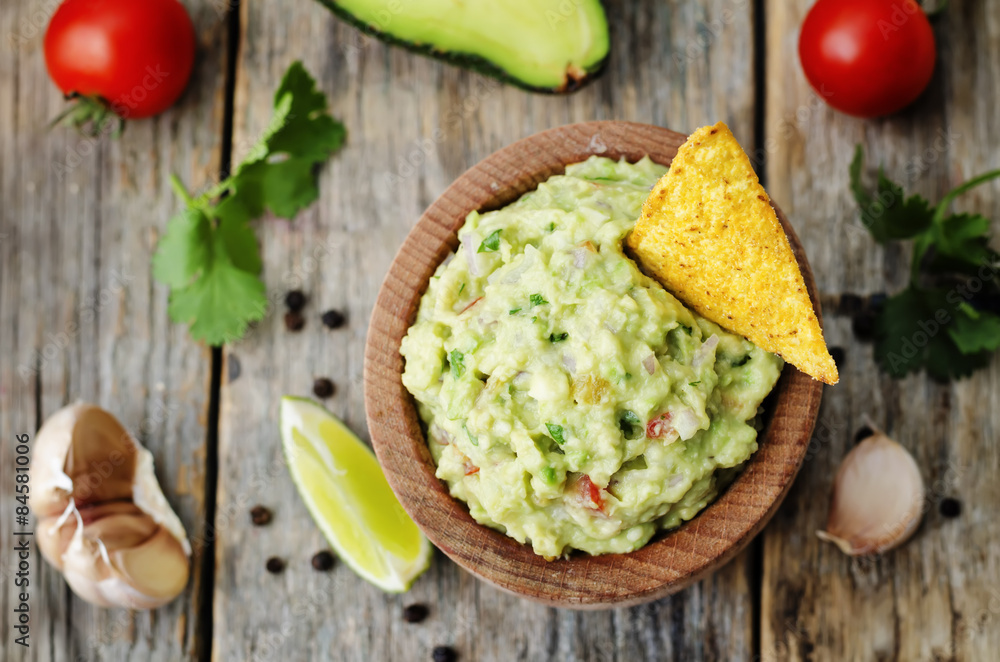 guacamole with corn chips guacamole with corn chips