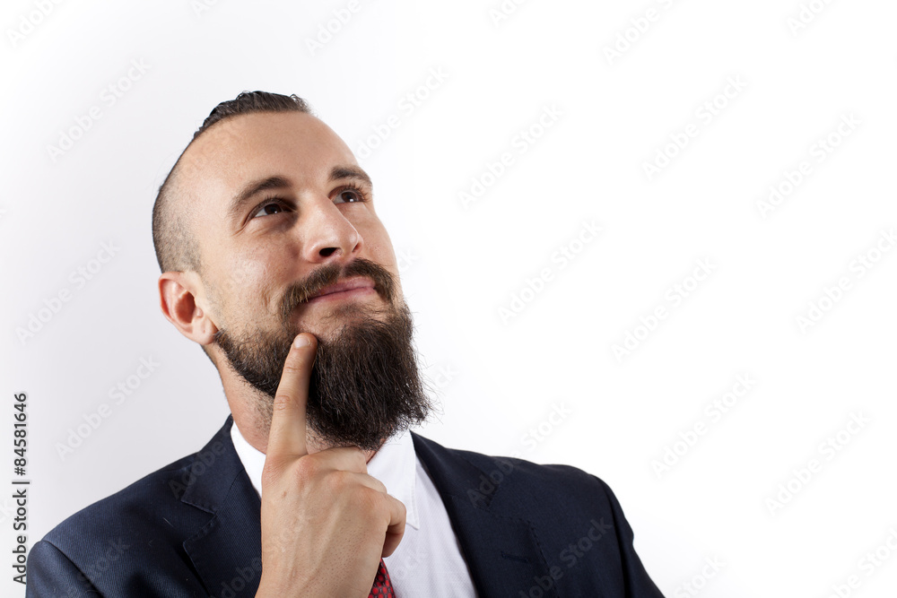 Hombre de negocios con barba y gesto pensativo Hombre de negocios con barba y gesto pensativo