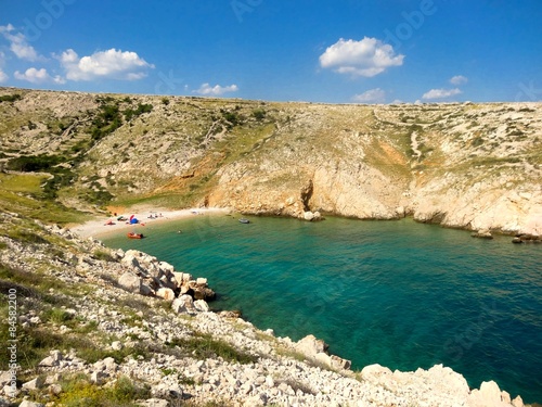 einsame Bucht mit türkisem Wasser in Kroatien