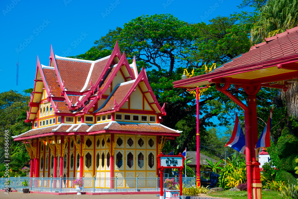 Obraz premium HUA HIN,THAILAND. Hua Hin railway station is a famous place for popular tourist attractions,because it's a place to conservation of ancient architecture.