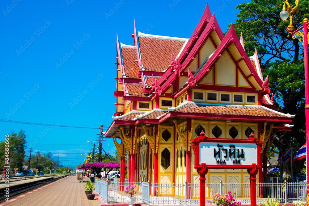 Fototapeta premium Wizerunek stacji kolejowej Hua Hin w Tajlandii.