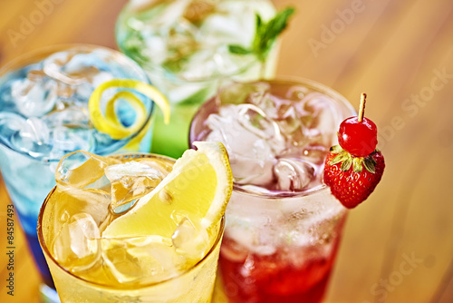 Drink refrescante sem alcool de sabores variados photo
